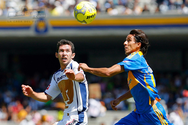 Israel Castro intentó detener a Lucas Lobos, pero la labor del argentino fue buena en este partido.