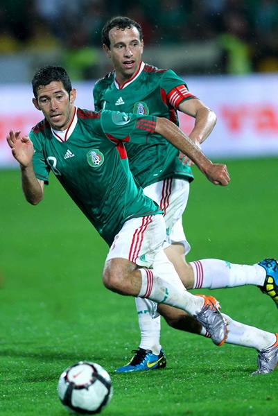 Israel Castro luchó por quedarse con el balón