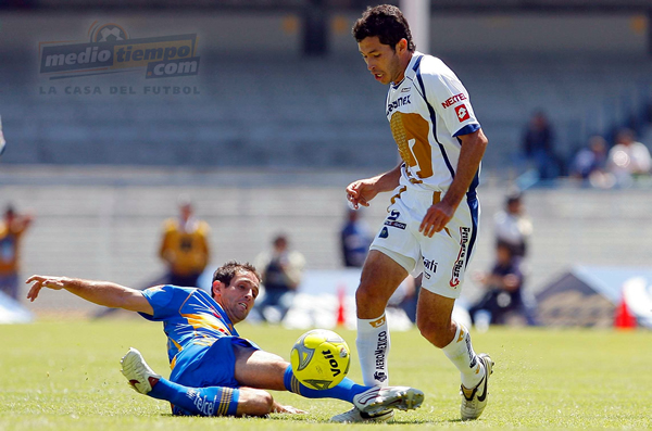 Israel Castro de Pumas y el ';Gringo'; Castro de Tigres disputan el esférico.
