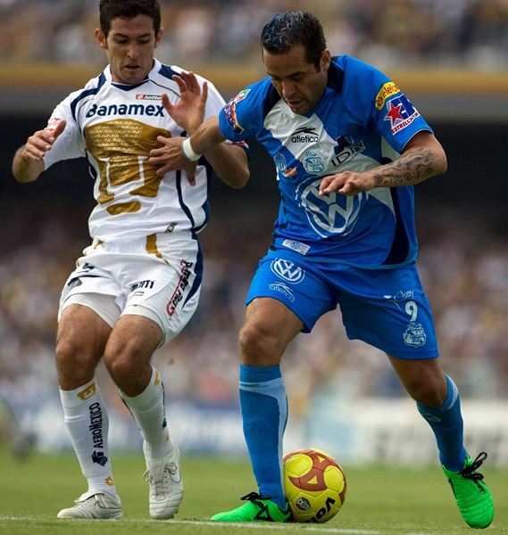Israel Castro y Osorno peleando por la pelota