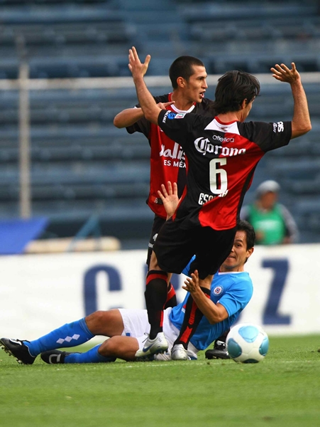 Israel López es derribado por dos zorros.