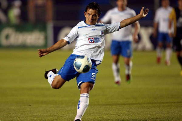 Israel López se prepara para disparar