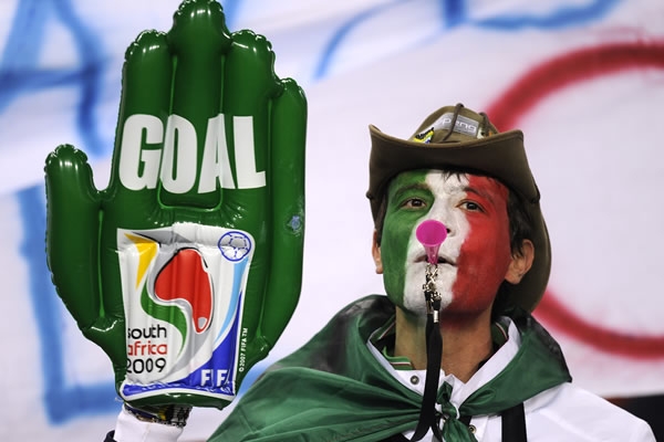 Italia recibe el apoyo en el estadio.