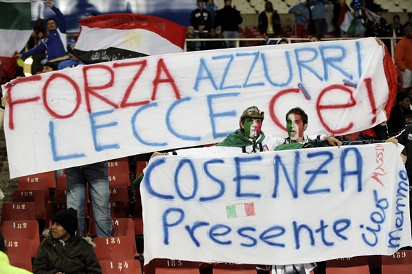 Italia recibe el apoyo en el estadio.