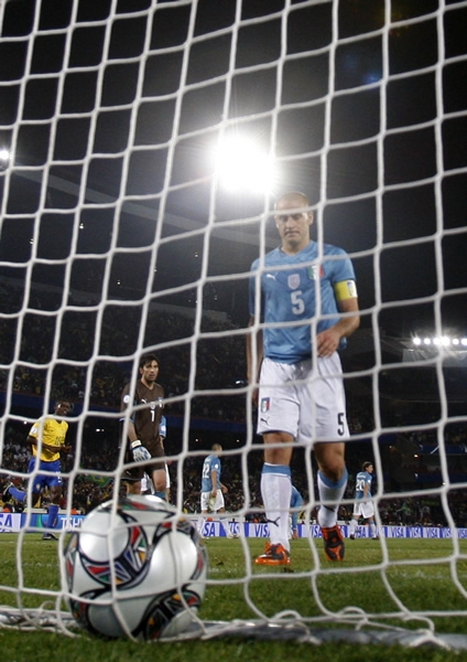 Italia tuvo que recoger el balón incrustado en su red