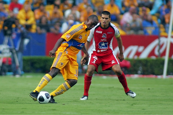 Itamar controla el esférico