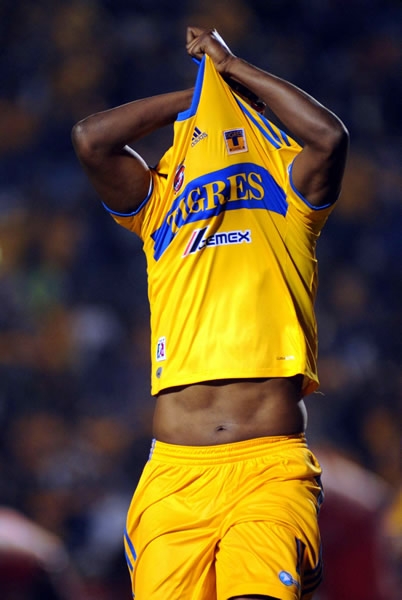 Itamar no pudo contener su felicidad y se quitó la playera