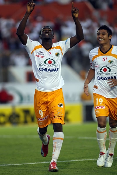 Jackson Martínez celebra uno de sus dos tantos
