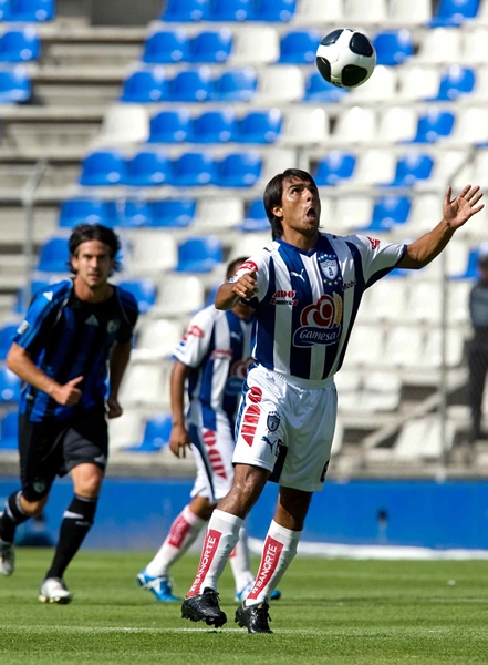 Jaime Correa bajando el esférico