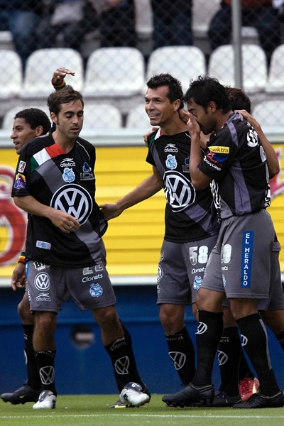 Jared Borgetti marcó al 12 de cabeza a pase de Sergio Pérez