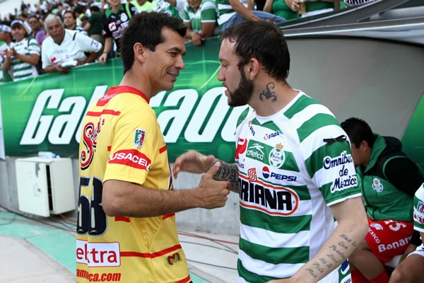 Jared Borgetti saluda a Vicente Matías Vuoso