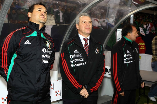 Javier Aguirre atento a sus muchachos