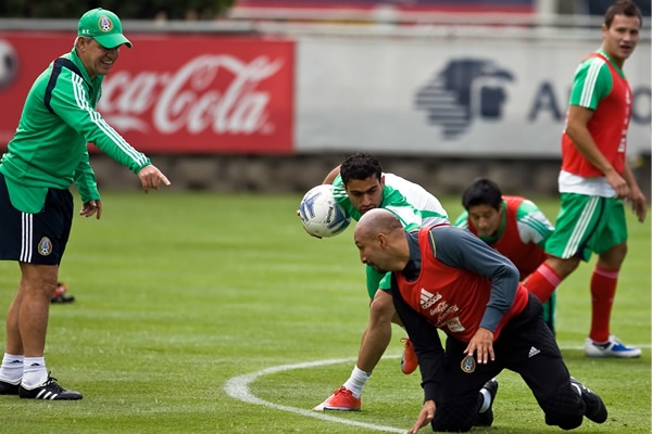 Javier Aguirre bromea con Oscar Pérez y Castillo.