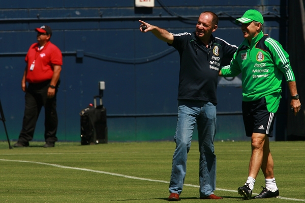 Javier Aguirre contento en el entrenameinto