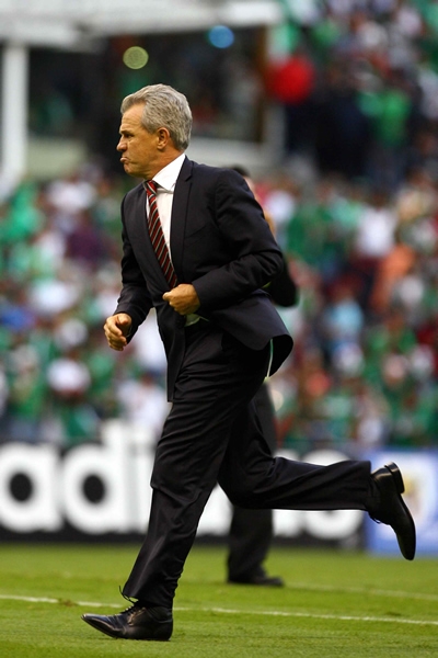 Javier Aguirre corre a festejar el pase