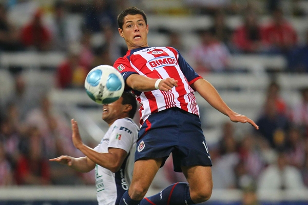 Javier Hernández con una férrea marca.