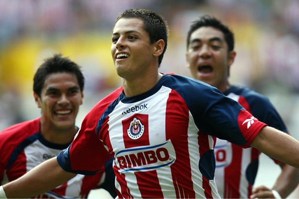 Javier Hernández festeja su primer tanto
