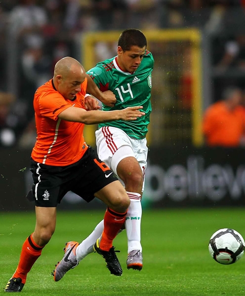 Javier Hernández intentando crear una oportunidad