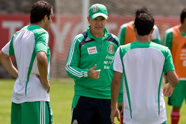 Javier en plan serio platica con el talento verde.