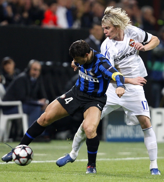 Javier Zanetti cubre el esférico ante el rival.