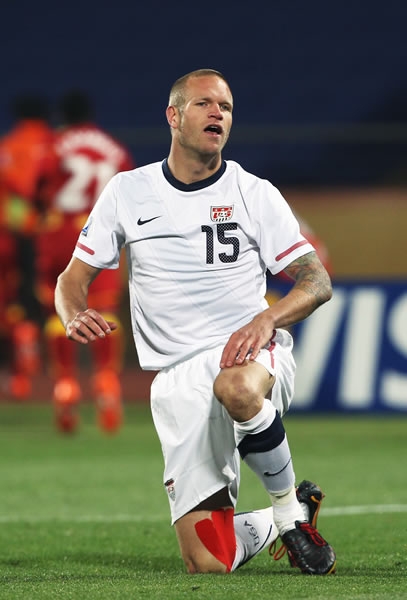 Jay DeMerit reclama una falta