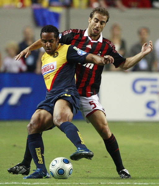 Jean Beausejour buscando quitarse la marca de Mathieu Flamini