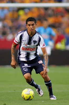 Jesús Arellano conduce el balón