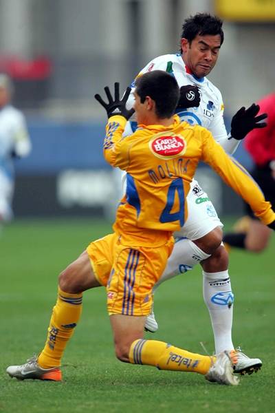 Jesus Molina detiene como puede al rival.