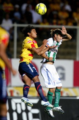 Jiménez parece taparse del balón, al buscarlo con la cabeza.