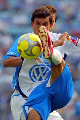 Joaquín Beltrán marca a Álvaro González