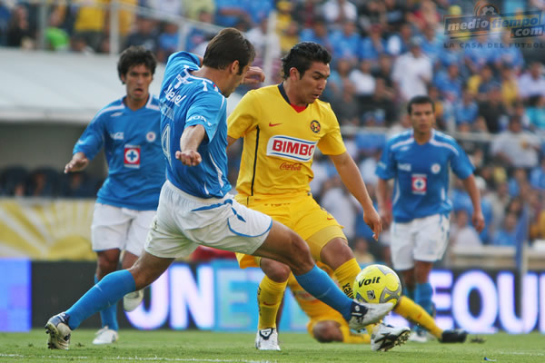 Joaquín Beltrán trata de tapar el disparo de Salvador Cabañas.