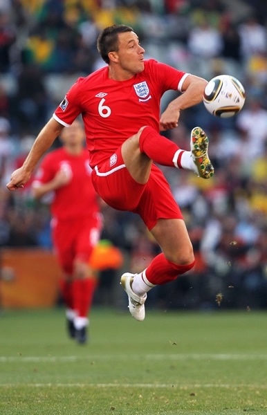 John Terry controlando el esférico.
