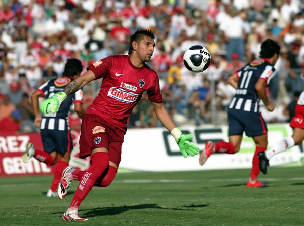 Jonathan Orozco despeja el esférico