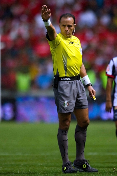 Jorge Gasso marca con seguridad las faltas.