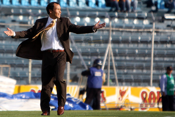 José Guadalupe Cruz, impaciente en la banda.