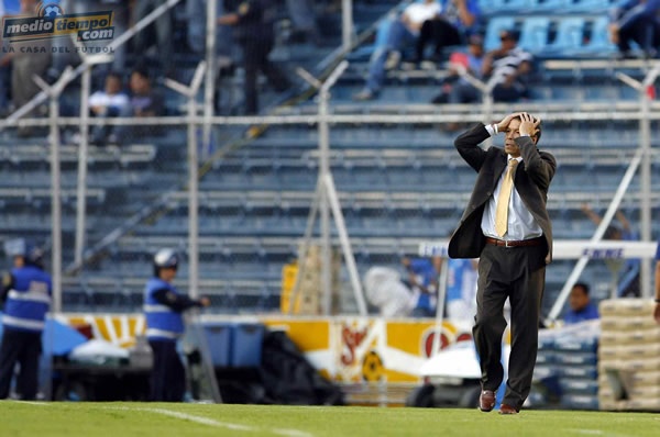 José Guadalupe Cruz lamenta las fallas de su equipo.