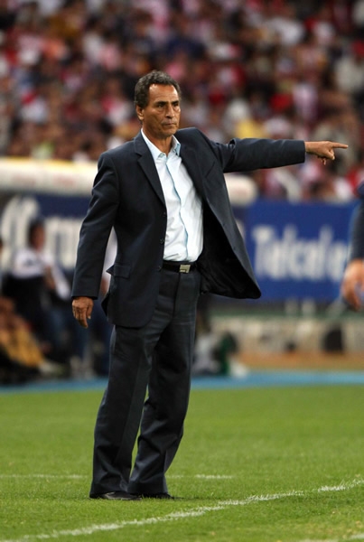 José Luis Real, acomodando sus piezas