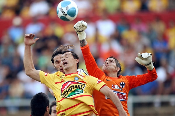 El joven cancerbero regio le quita el balón a Borgetti