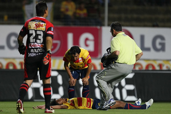 El joven Jorge Kalú Gastelum tuvo que recibir atención en el campo.