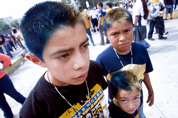 Los jóvenes pumas esperando que su equipo se llevara el triunfo.
