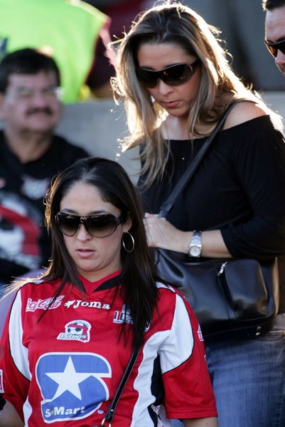 Jóvenes y no tanto apoyando a los de La Triubu.