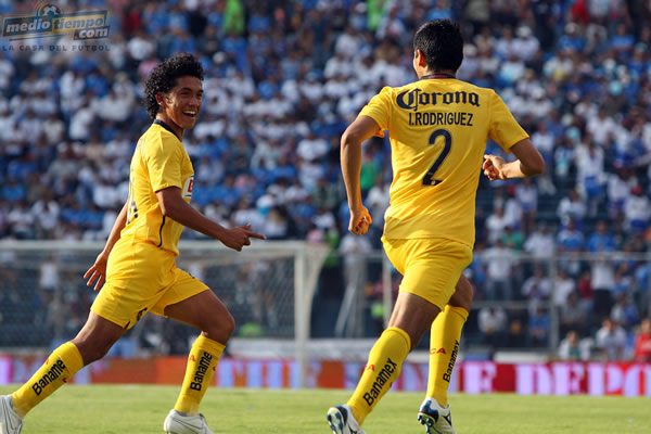 Juan Carlos Silva festeja con Ismael Rodríguez.