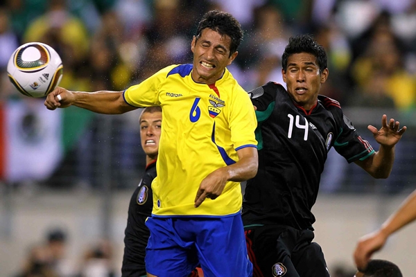 Juan Carlos Valenzuela detuvo con fuerza al rival.