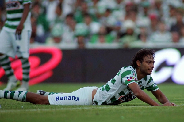 Juan Pablo Santiago quedó derribado luego de una falta.
