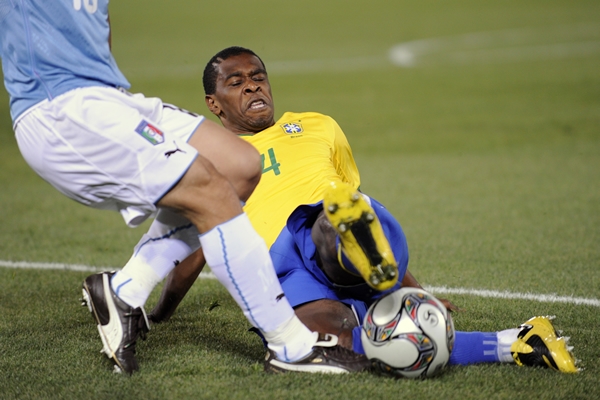 Juan se barre para quitarle el balón a Camoranessi