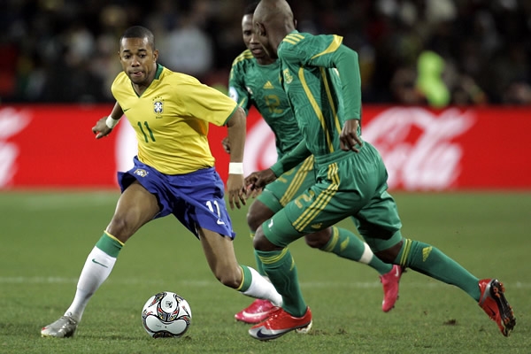 Kaká derriba a Pienaar.
