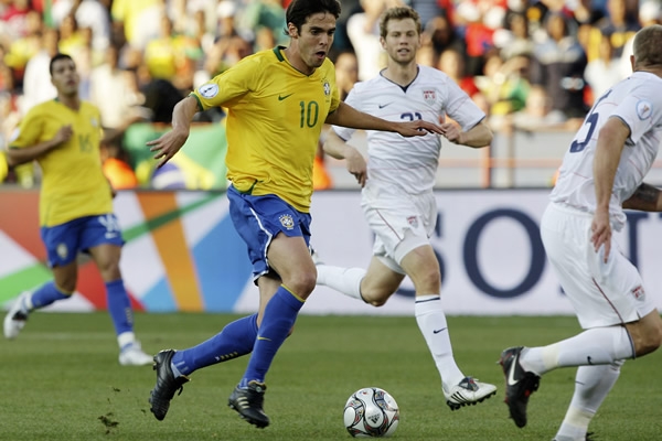 Kaká mueve los hilos de este Brasil.