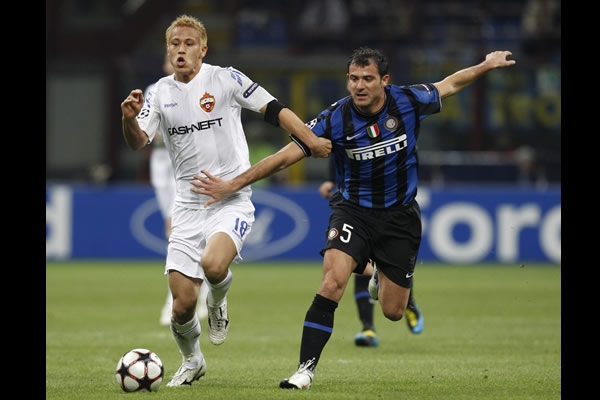 Keisuke Honda usó su velocidad para quitarse la marca.