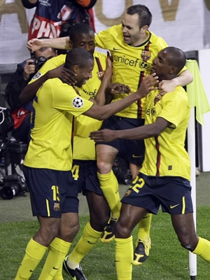 Keita celebra con todo el Barcelona.