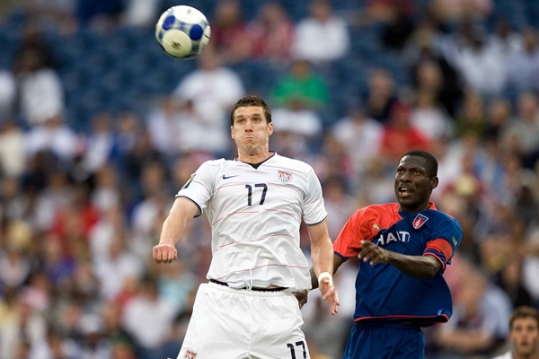 Kenny Cooper despejó con fuerza.